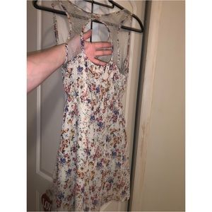 Flower dress with lace back !